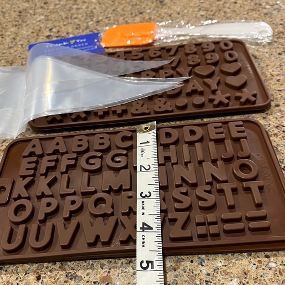NIB Set of Food Grade Silicone Shape Molds with Spatula & Chocolate Squeeze Bags - Picture 10 of 12
